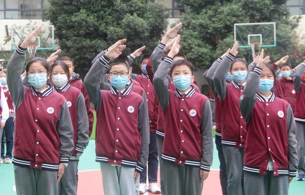 全体学生向国旗敬礼 全体学生向国旗敬礼